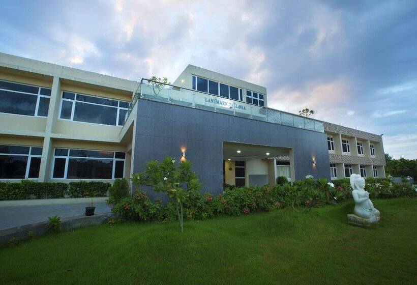 Fotos del hotel Landmark Pallavaa Beach Resorts:  14