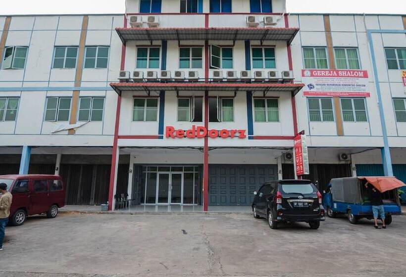 Reddoorz Plus Near Kepri Mall