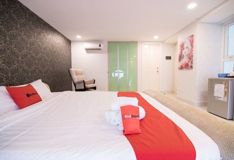 Fotos del hotel Reddoorz Plus Near Secc 2 :  15