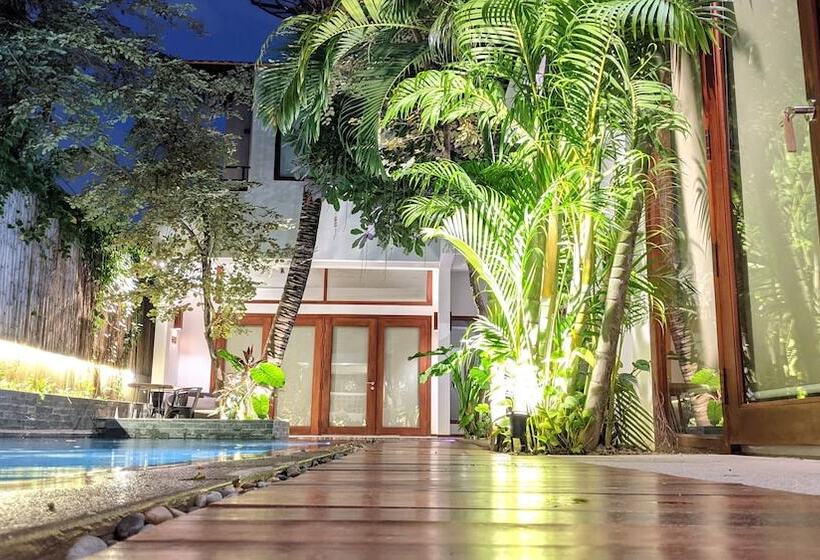 Fotos del hotel Sarina Hotel & Villa:  8