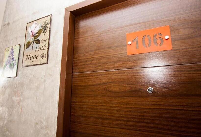 Fotos del hotel Journey Hostel Surat:  2