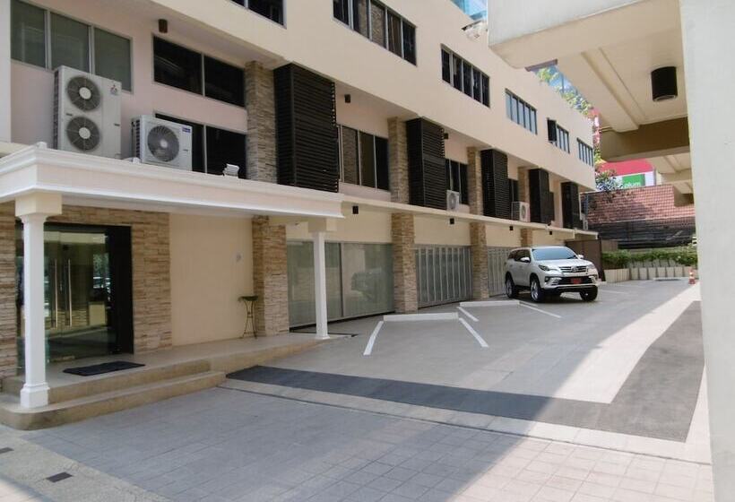 Fotos del hotel The Green Bells New Petchburi:  14