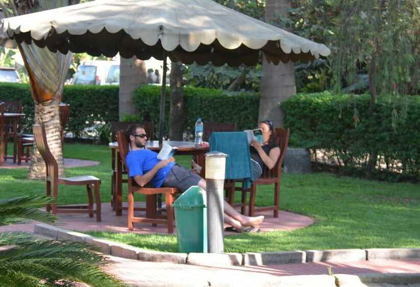 Fotos del hotel The Charity  International:  3