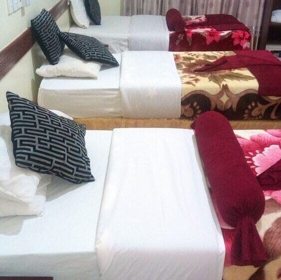 Fotos del hotel The Charity  International:  20