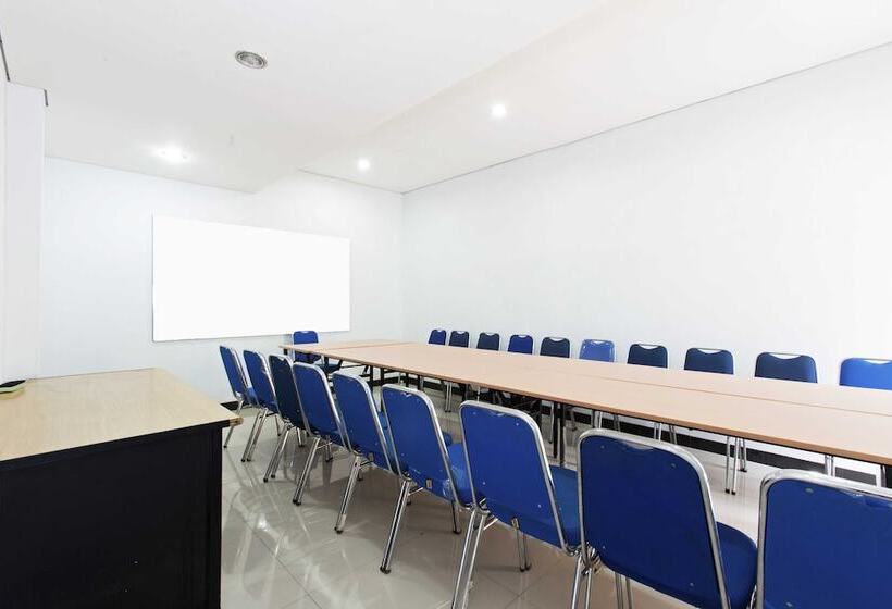 Fotos del hotel Reddoorz Plus @ Jalan Pemuda Jakarta:  3