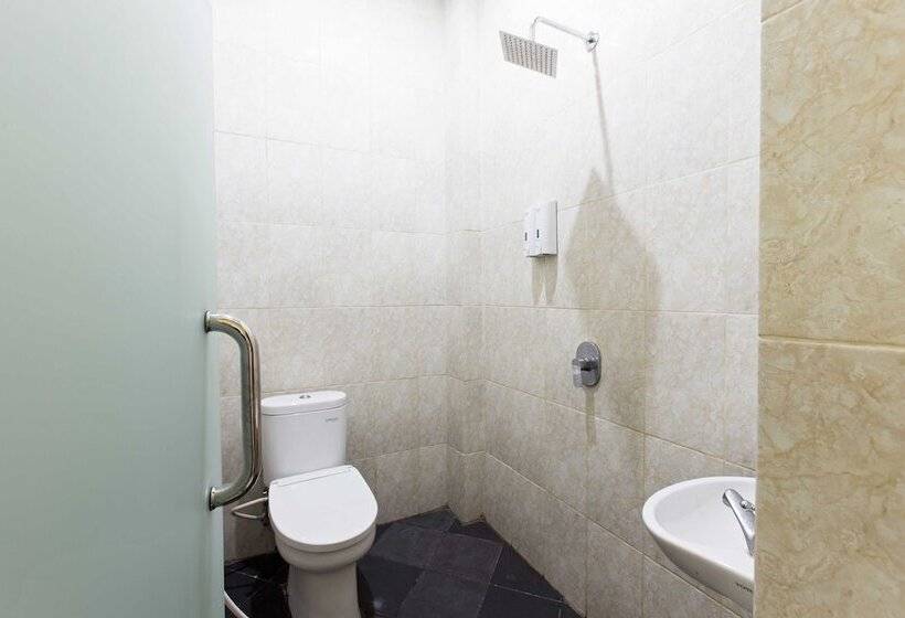 Fotos del hotel Reddoorz Plus @ Jalan Pemuda Jakarta:  12
