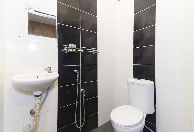 Fotos del hotel OYO 439 Night Queen Hotel:  12