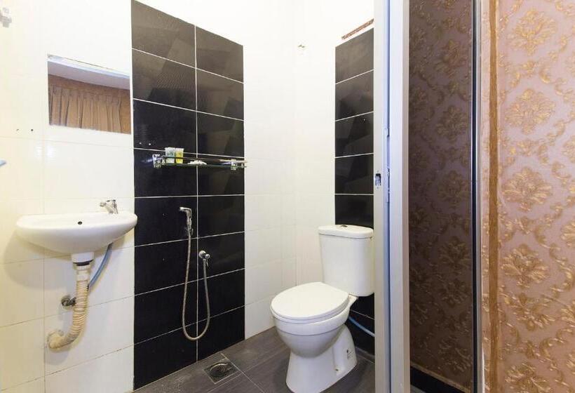 Fotos del hotel OYO 439 Night Queen Hotel:  17