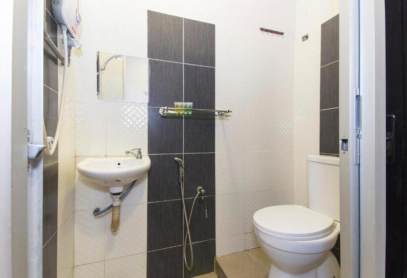 Fotos del hotel OYO 439 Night Queen Hotel:  8