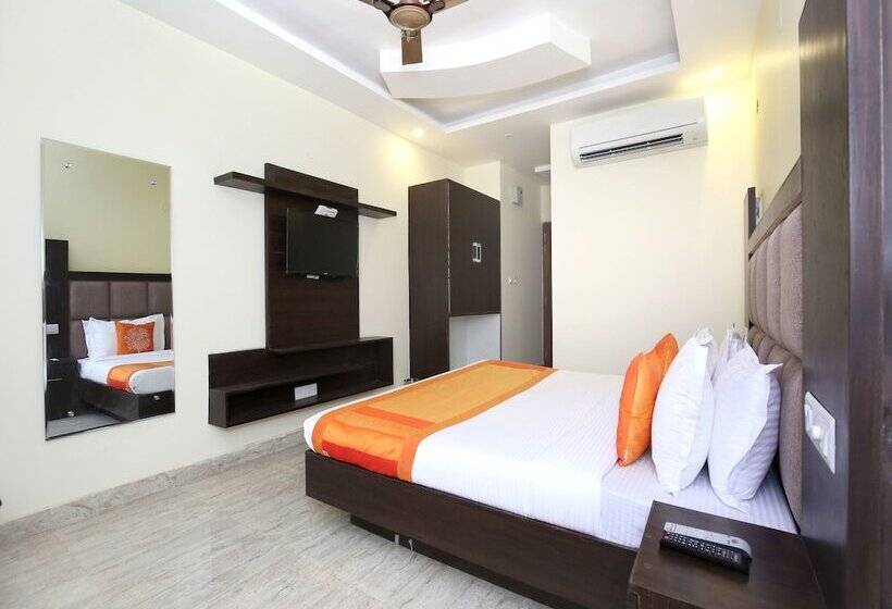 Capital O 322  Royal