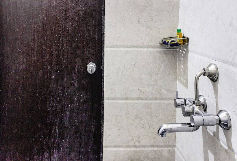 Fotos del hotel Capital O 70043 Limestone Luxury Rooms:  5