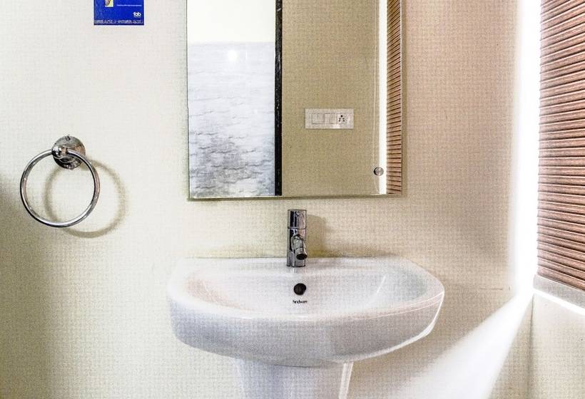 Fotos del hotel Capital O 70043 Limestone Luxury Rooms:  6