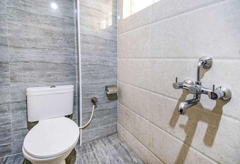 Fotos del hotel Capital O 70043 Limestone Luxury Rooms:  7