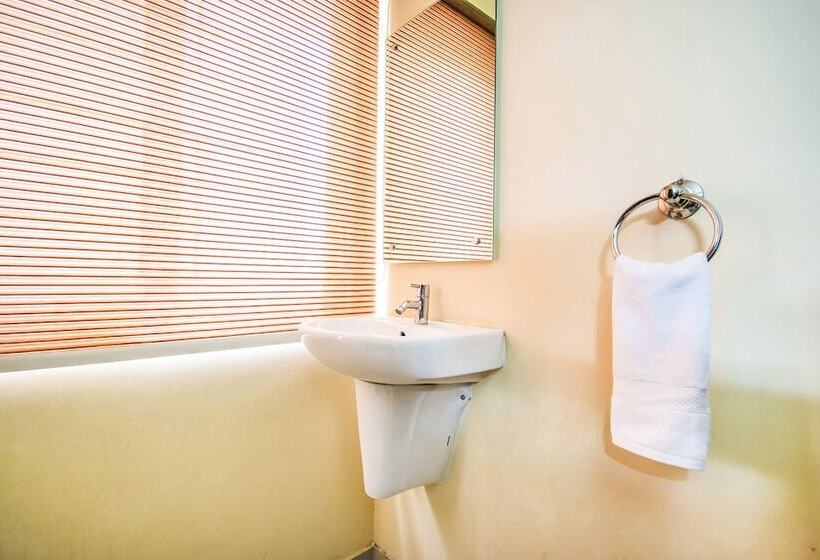 Fotos del hotel Capital O 70043 Limestone Luxury Rooms:  9