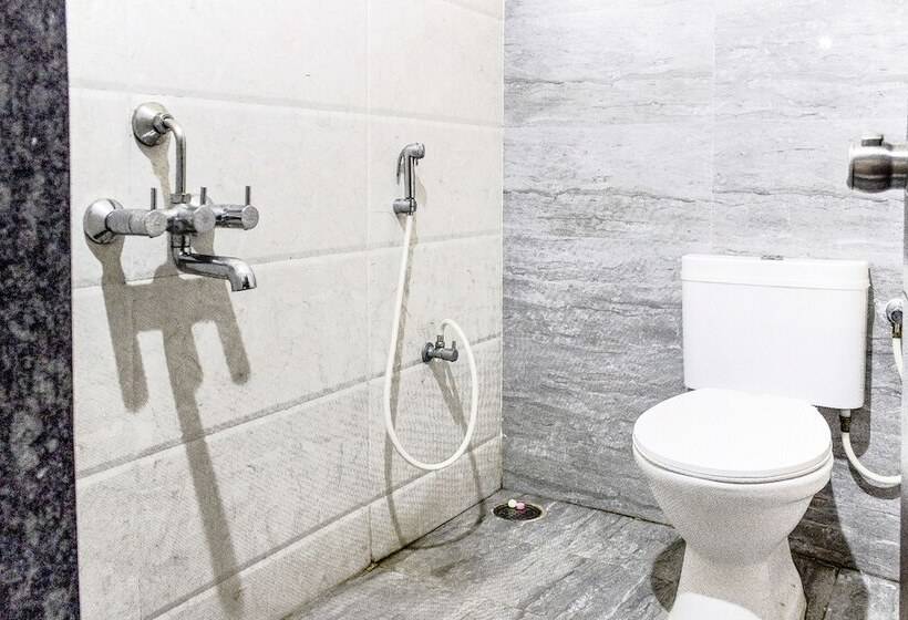 Fotos del hotel Capital O 70043 Limestone Luxury Rooms:  11