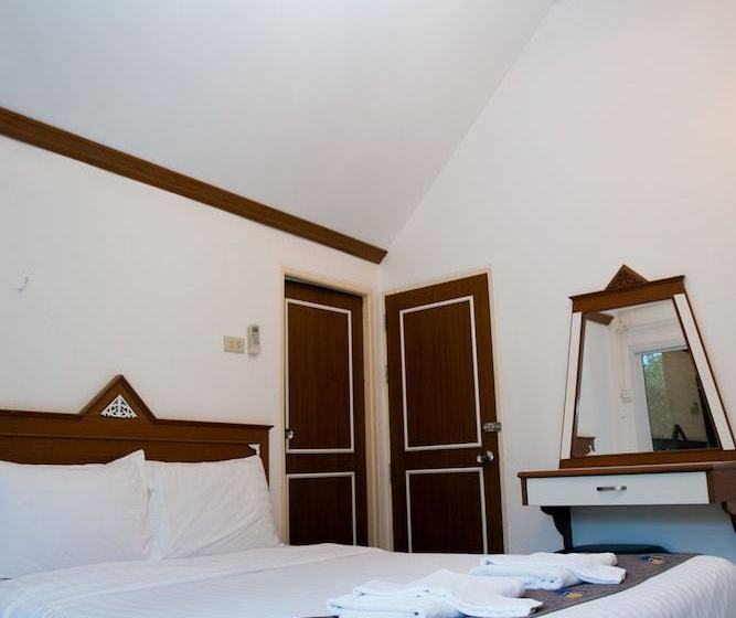 Fotos del hotel Castle Howchow Beach Resort:  9