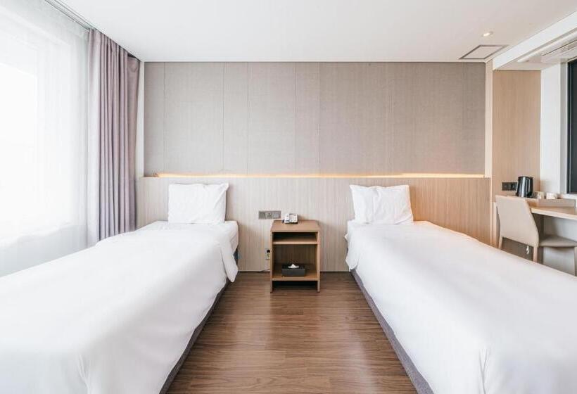 Fotos del hotel First70:  11