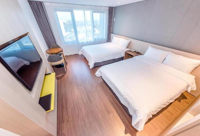 Fotos del hotel First70:  16