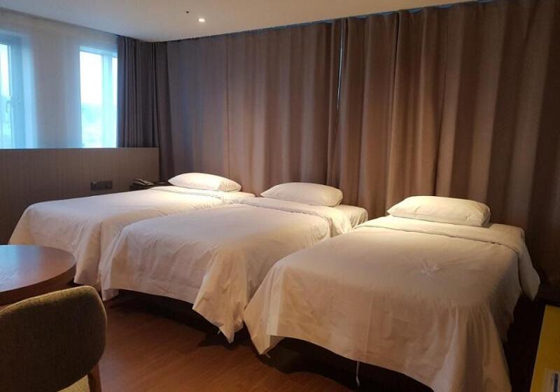 Fotos del hotel First70:  17