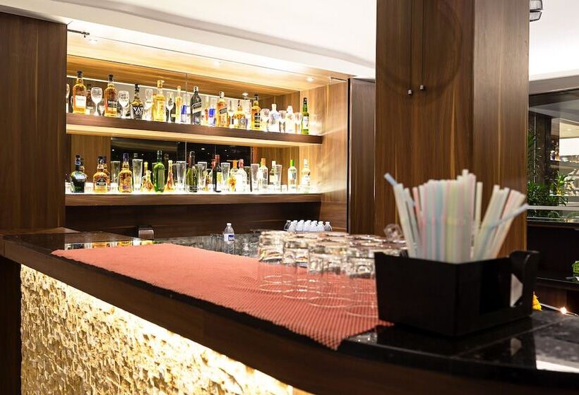 Fotos del hotel Treebo Tryst Grand Emerald:  18