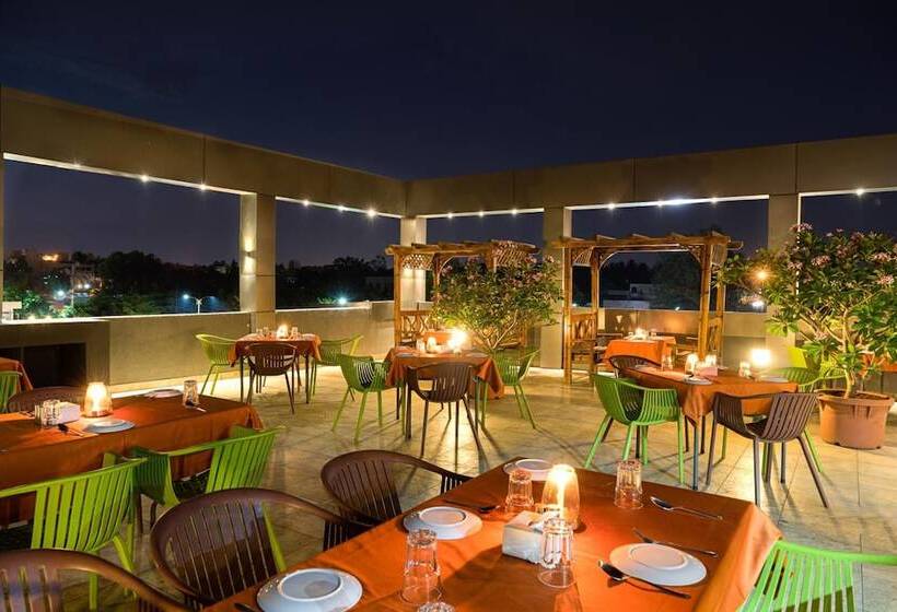 Fotos del hotel Treebo Tryst Grand Emerald:  13