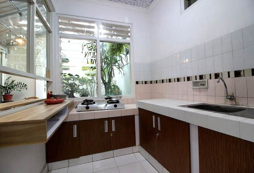 Fotos del hotel Reddoorz Plus Syariah Near Lempuyangan Station 3:  5