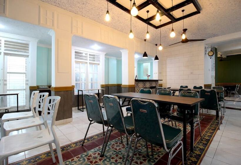 Fotos del hotel Reddoorz Plus Syariah Near Lempuyangan Station 3:  12