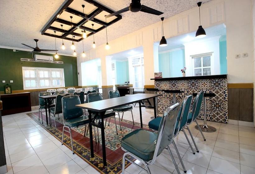 Fotos del hotel Reddoorz Plus Syariah Near Lempuyangan Station 3:  4