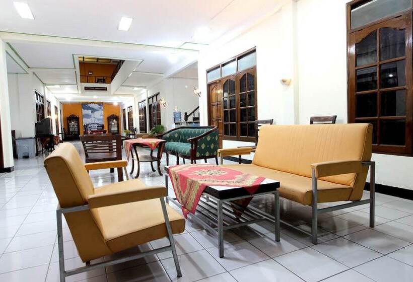 Fotos del hotel Reddoorz Plus Syariah Near Lempuyangan Station 3:  2