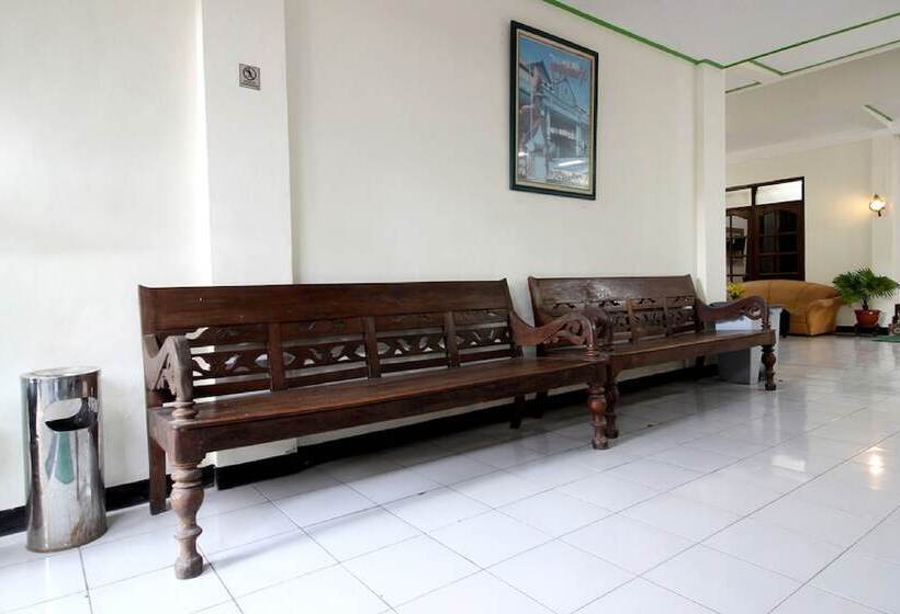 Fotos del hotel Reddoorz Plus Syariah Near Lempuyangan Station 3:  8