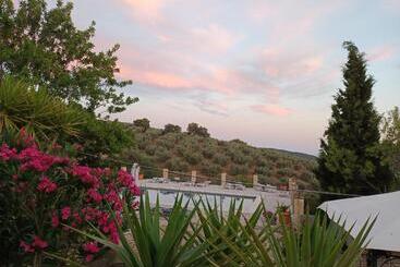 Hacienda La Buena Vida B&b En Appartementen - Algarinejo