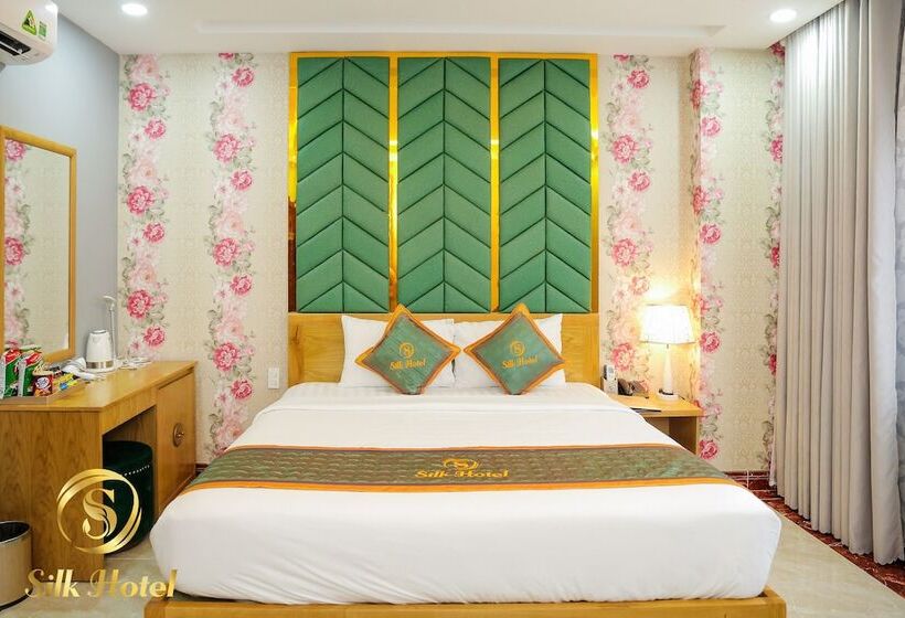 Silk  Near Tan Son Nhat Airport