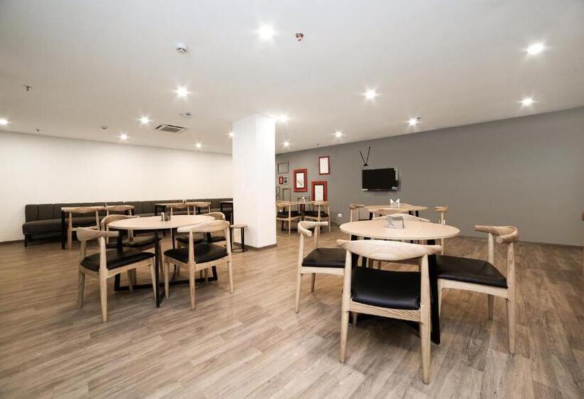 Fotos del hotel Vaccinated Staff Oyo Townhouse 069 Civil Lines:  2