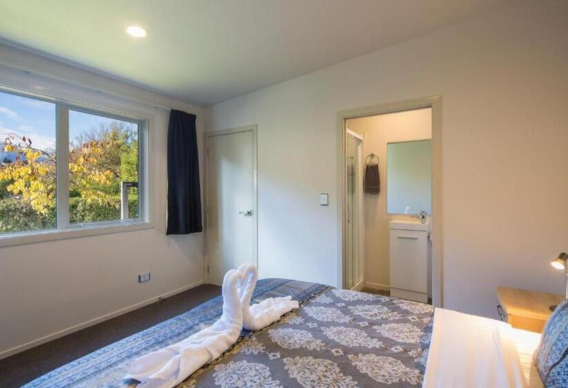 Pinewood Lodge And Apartments