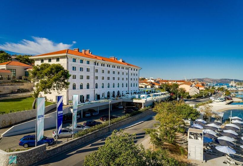 Brown Beach House & Spa