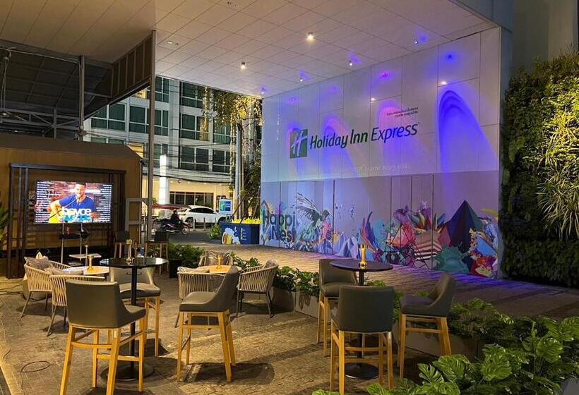 Fotos del hotel Holiday Inn Express Bangkok Soi Soonvijai, An Ihg:  3