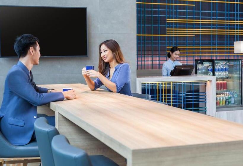 Fotos del hotel Holiday Inn Express Bangkok Soi Soonvijai, An Ihg:  7