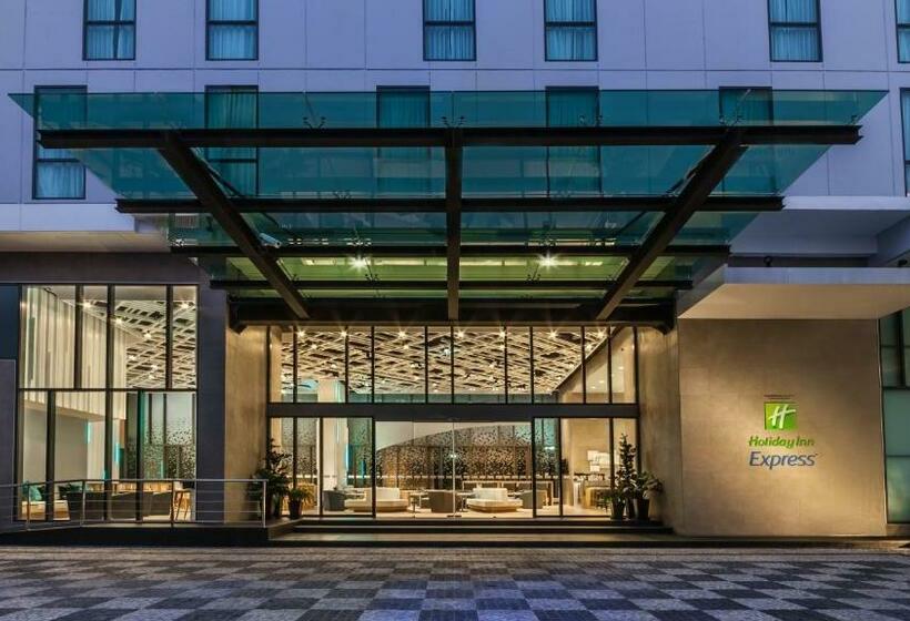 Fotos del hotel Holiday Inn Express Bangkok Soi Soonvijai, An Ihg:  10