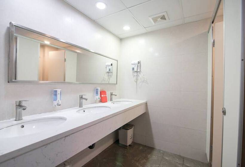 Fotos del hotel Reddoorz Hostel @ Signature Inn:  15