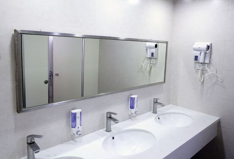 Fotos del hotel Reddoorz Hostel @ Signature Inn:  9