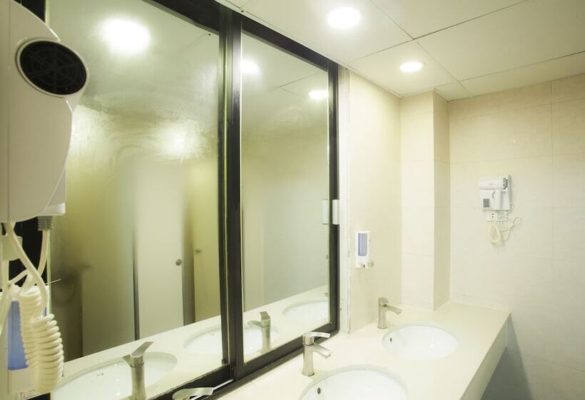 Fotos del hotel Reddoorz Hostel @ Signature Inn:  11