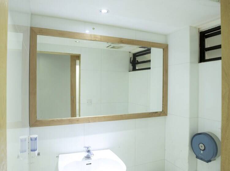 Fotos del hotel Reddoorz Hostel @ Signature Inn:  17