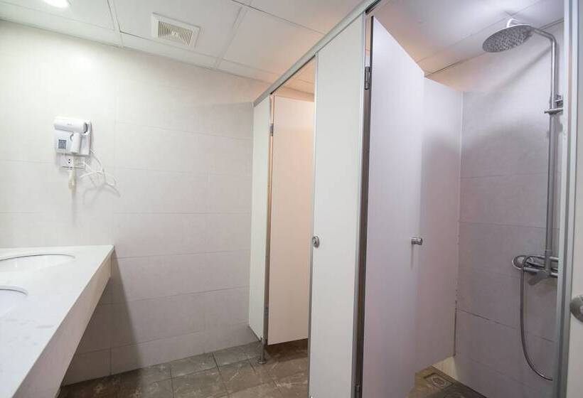 Fotos del hotel Reddoorz Hostel @ Signature Inn:  21