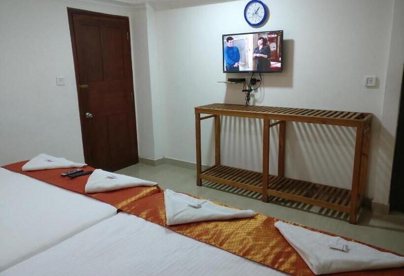 Fotos del hotel A V Residency:  21