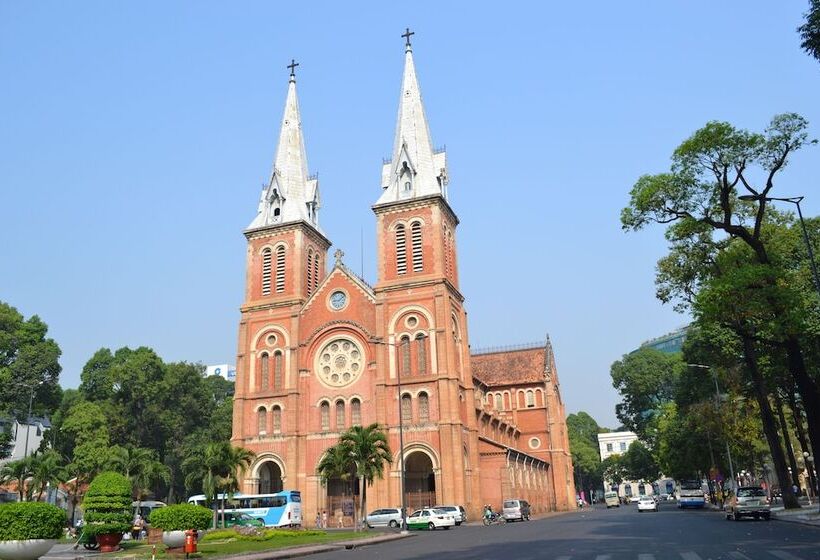 Reddoorz Plus Near Tan Dinh Market