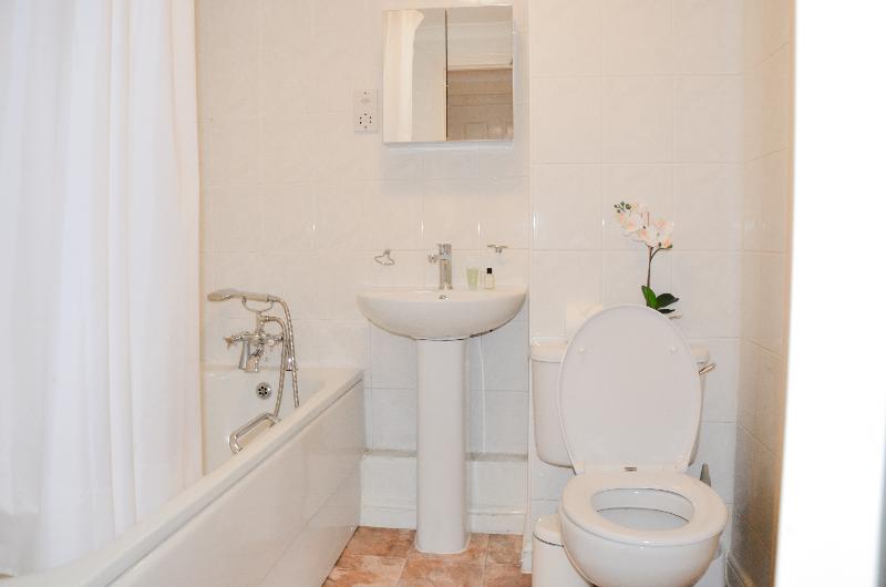 Fotos del hotel Meridian Place By Oyo Rooms:  3