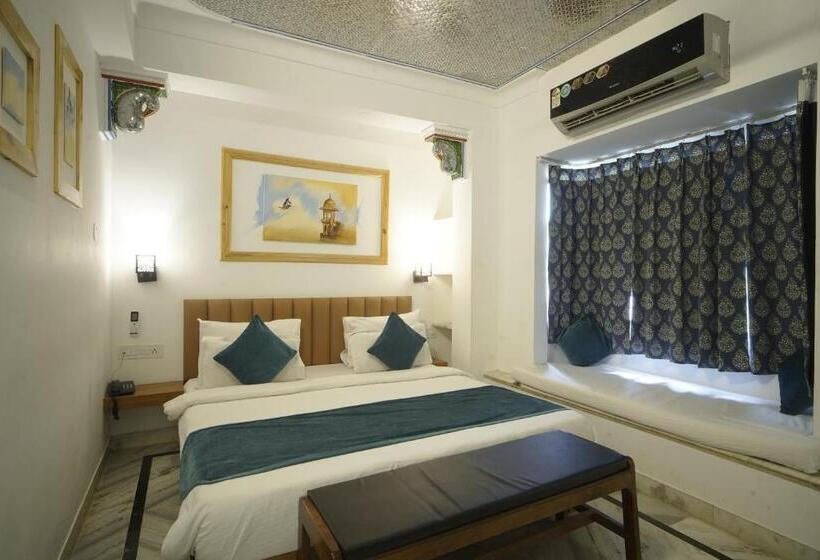 Fotos del hotel Udai Niwas  By The Lake:  2