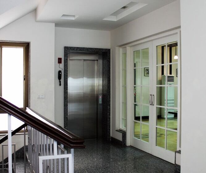 Fotos del hotel Stately Suites Golf Course Road:  3