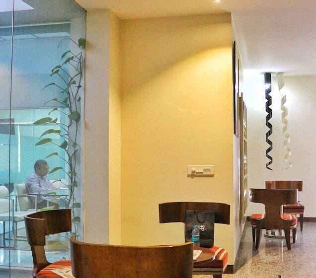 Fotos del hotel Stately Suites Golf Course Road:  2