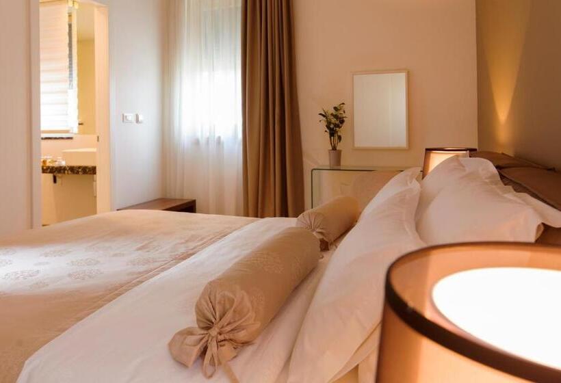 Residence By Vestibul Palace